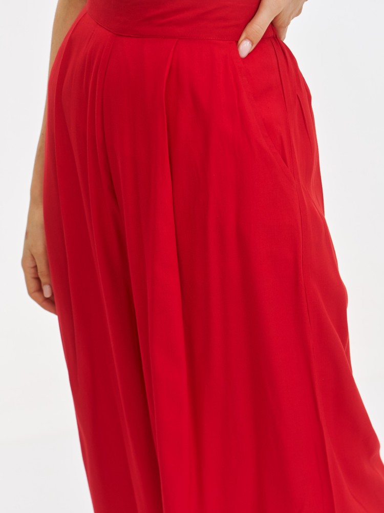 Czerwone spodnie damskie z bardzo szeroką nogawką Czerwone spodnie damskie z bardzo szeroką nogawką