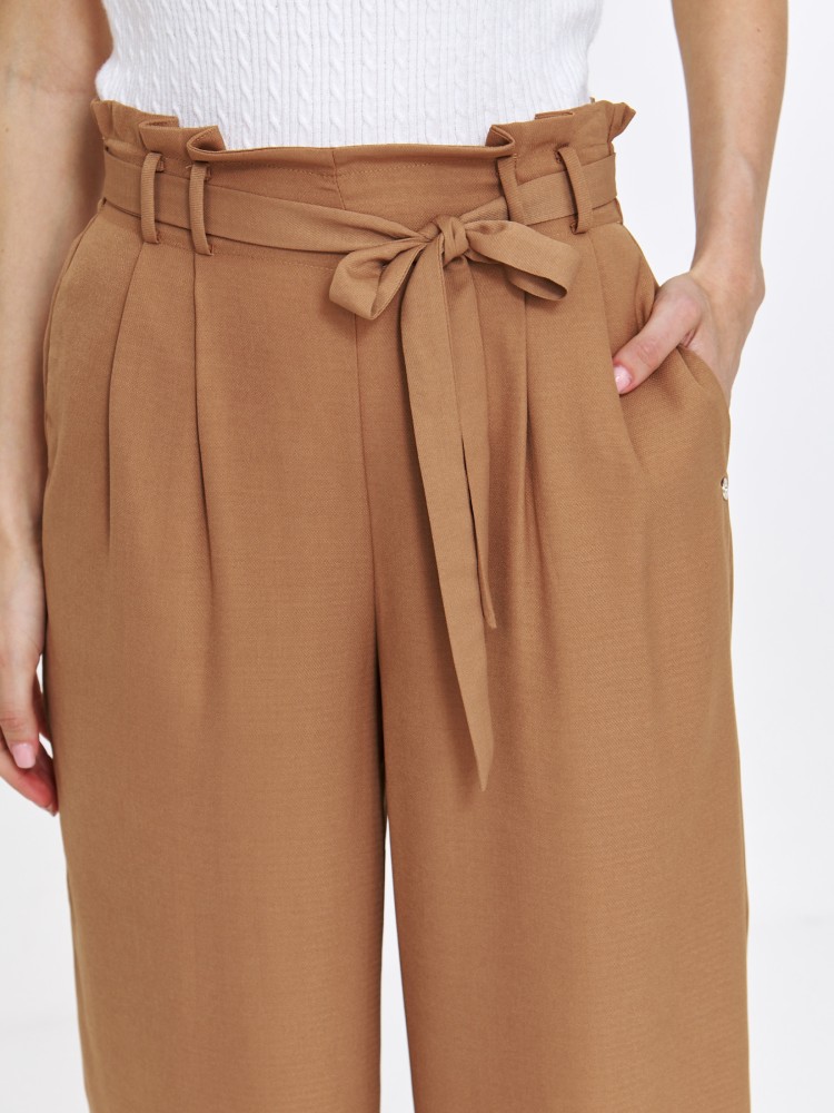 Beżowe spodnie z wiązaniem w pasie