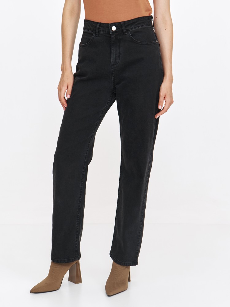 Czarne jeansy damskie o kroju mom fit