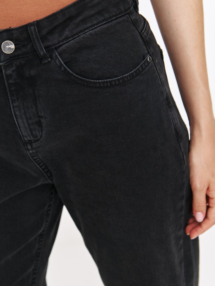 Czarne jeansy damskie o kroju mom fit