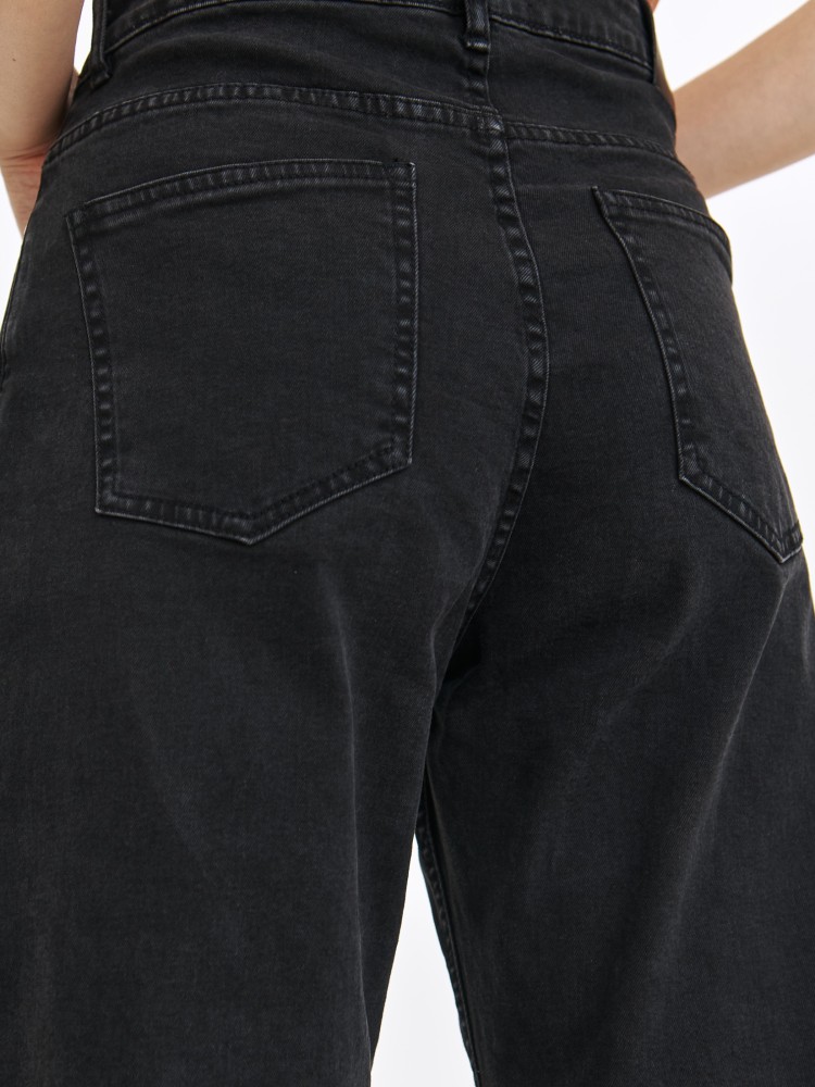Czarne jeansy damskie o kroju mom fit