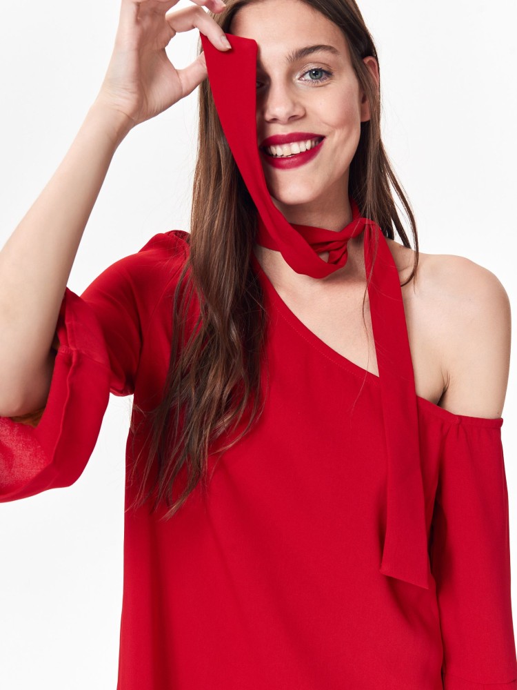 Asymetryczna sukienka damska z wiązaniem na szyi Asymetryczna sukienka damska z wiązaniem na szyi