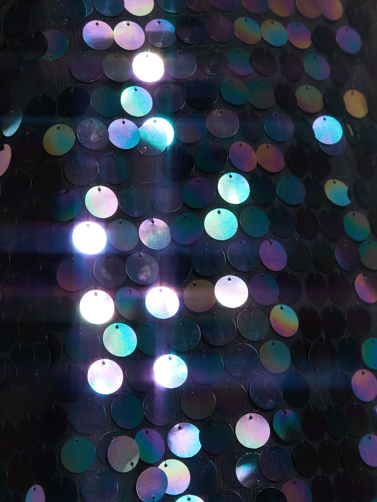 Sukienka w cekiny na cienkich ramiączkach 