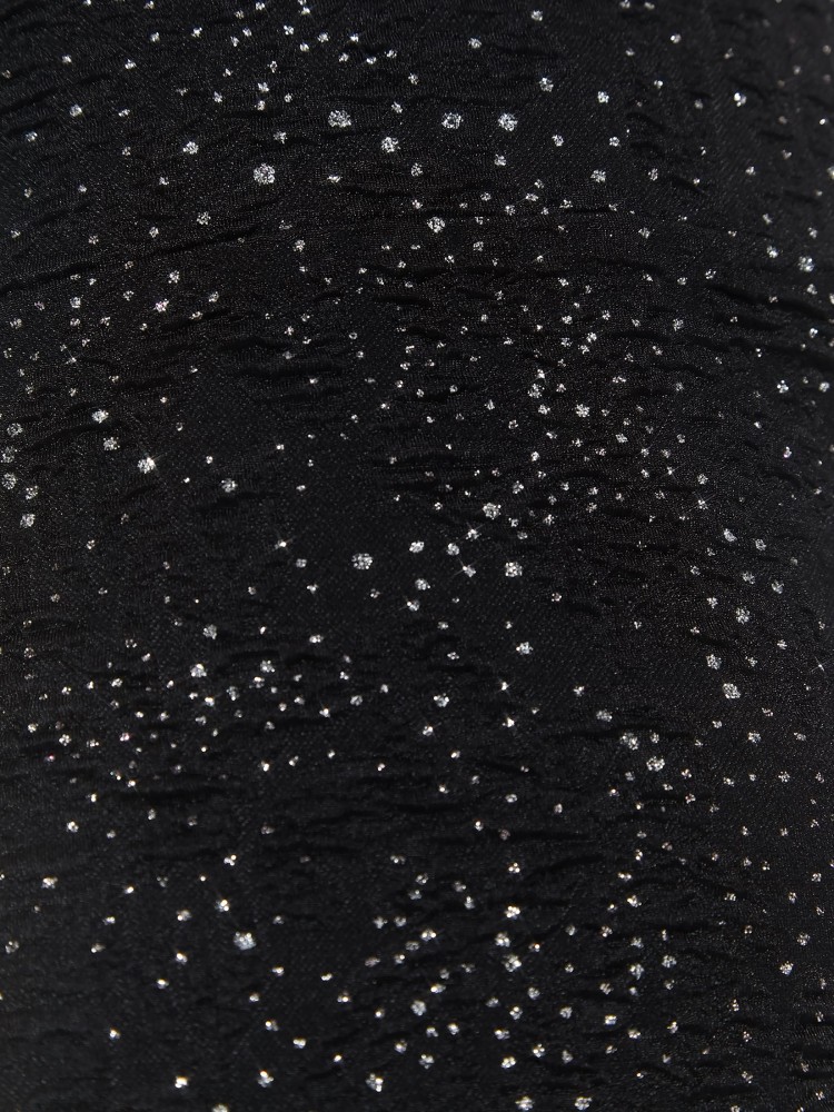 Dopasowana sukienka z odkrytymi plecami