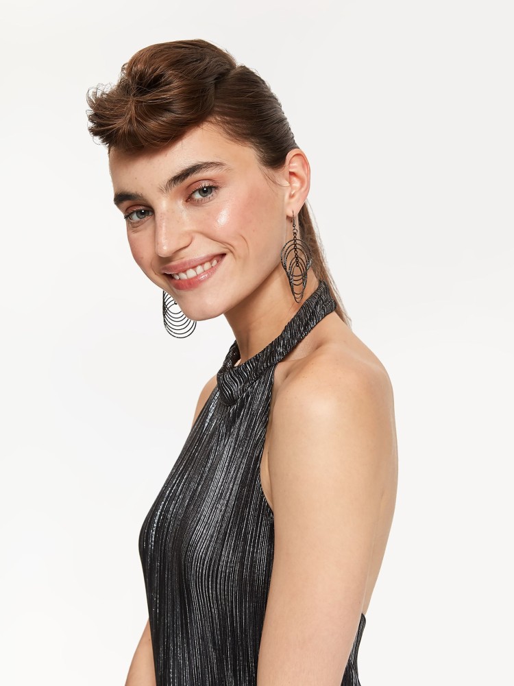 Srebrna sukienka plisowana, z dekoltem halter, z odkrytymi plecami