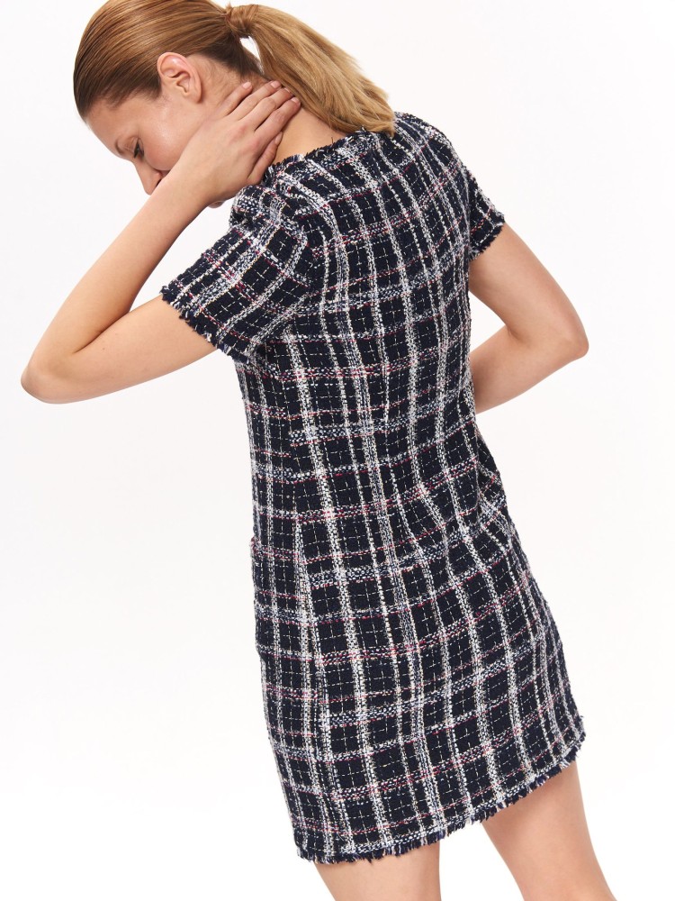 Sukienka z grubszej tkaniny w kratę