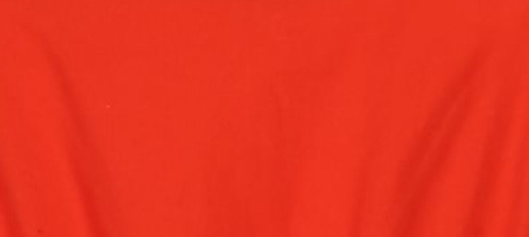 Sukienka z odkrytymi ramionami i falbaną