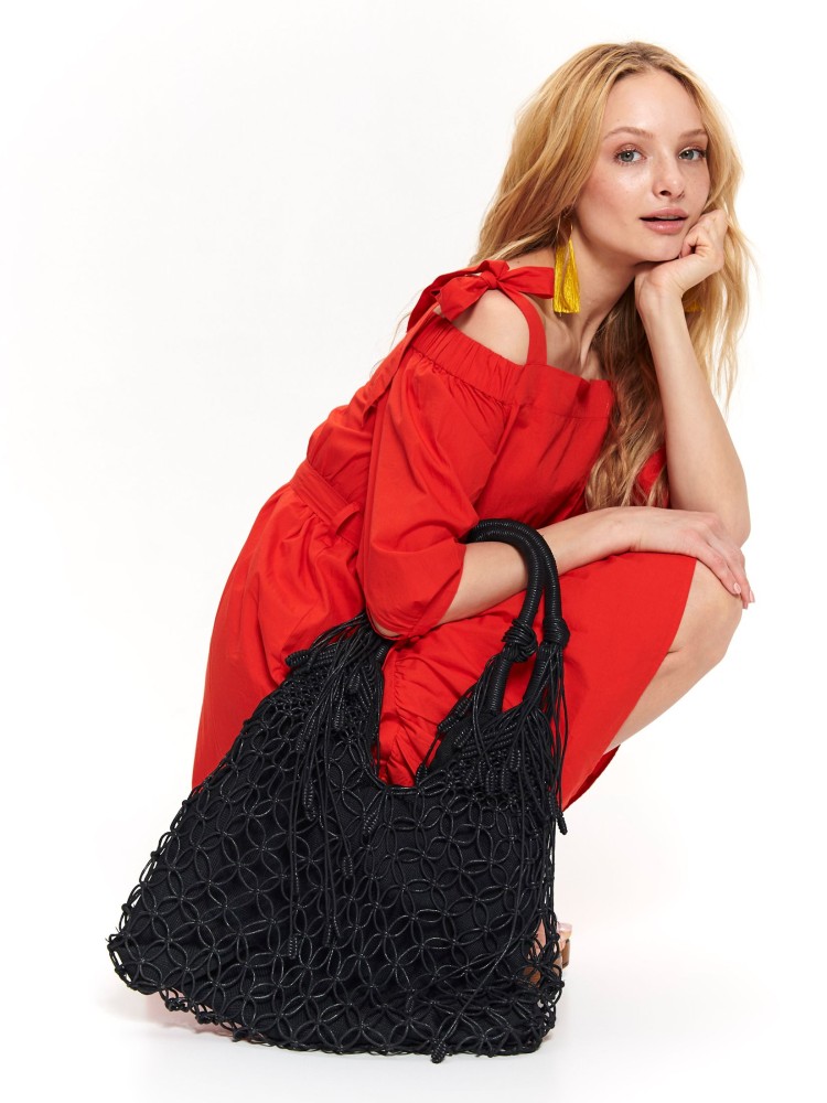 Sukienka z odkrytymi ramionami i falbaną