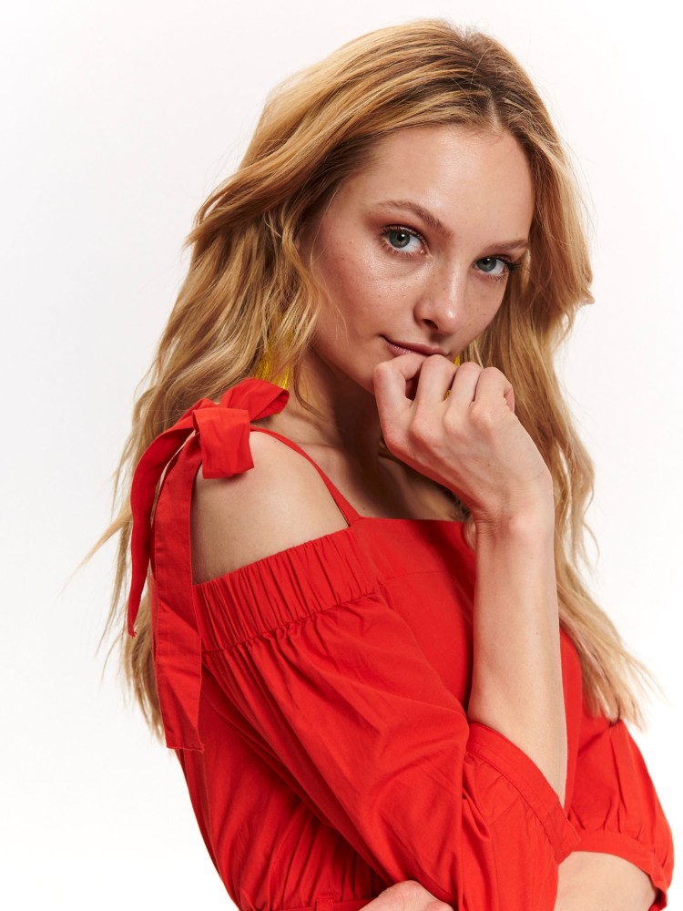 Sukienka z odkrytymi ramionami i falbaną