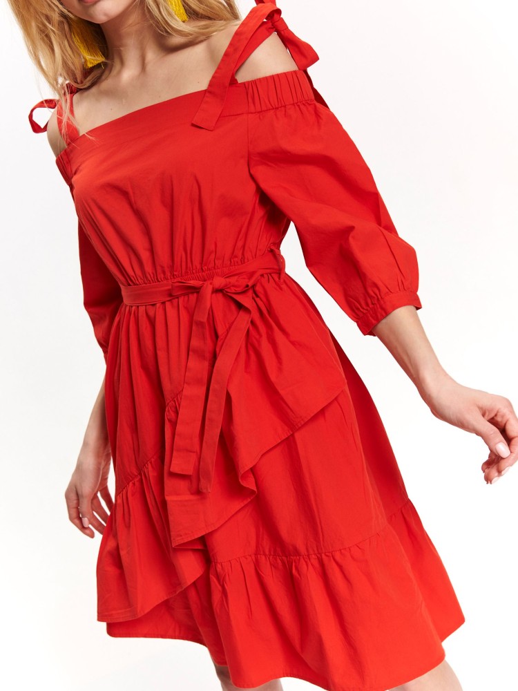 Sukienka z odkrytymi ramionami i falbaną