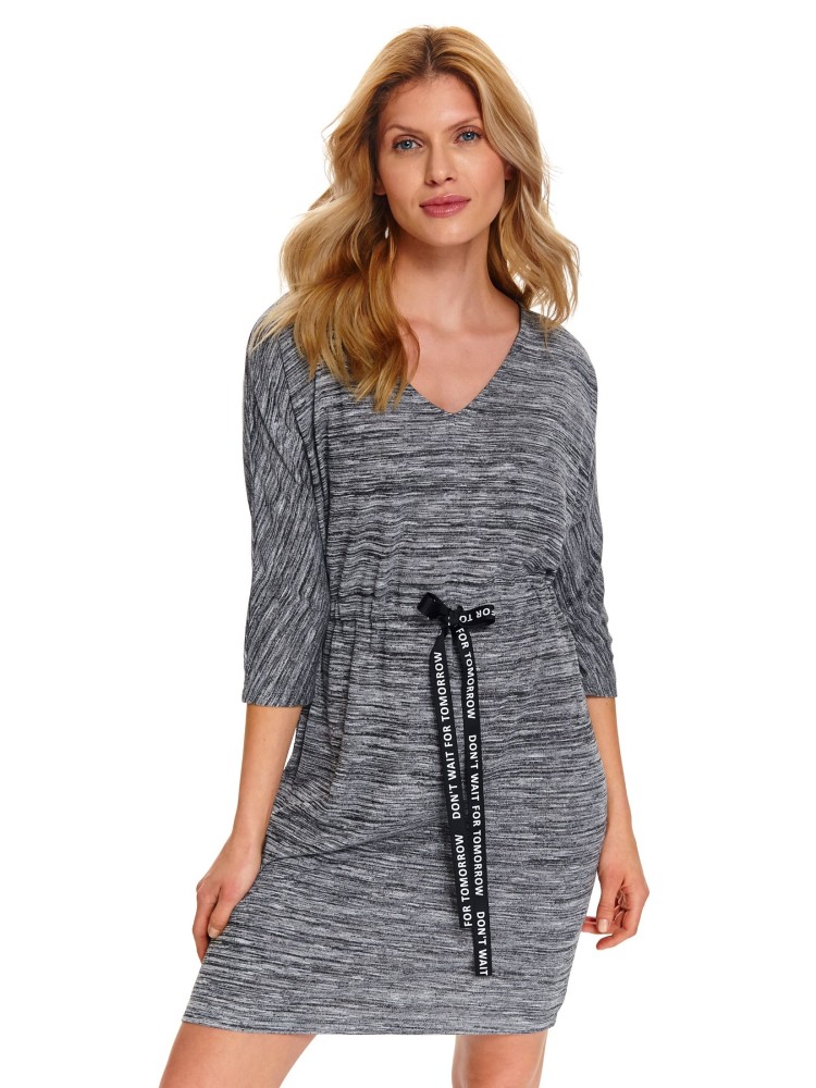 Swetrowa sukienka z dekoltem w serek