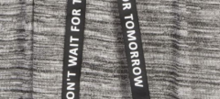 Swetrowa sukienka z dekoltem w serek