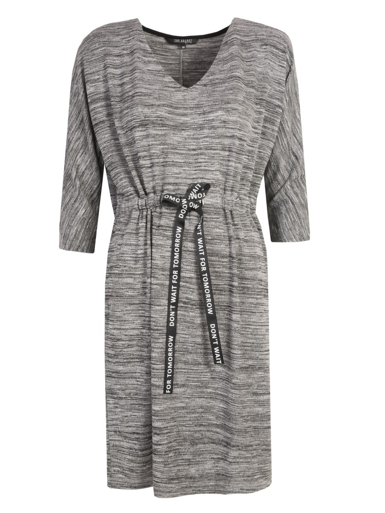 Swetrowa sukienka z dekoltem w serek