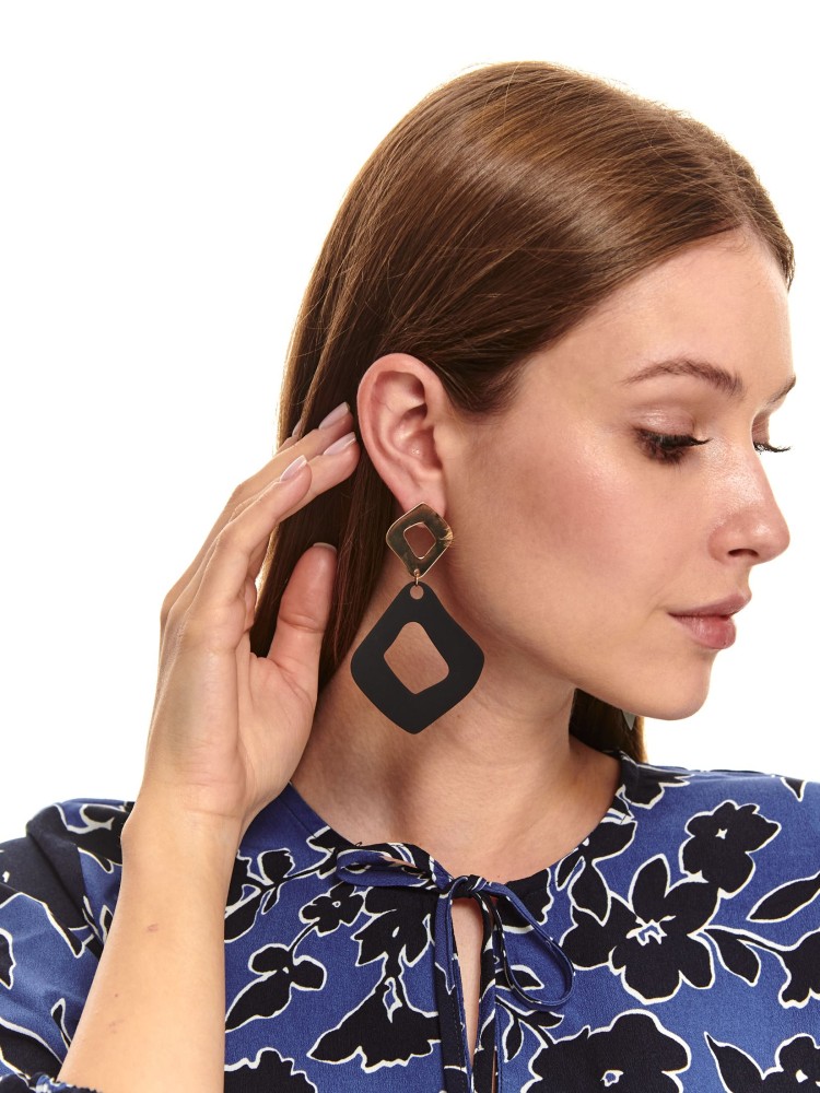 Sukienka w kwiaty z falbanami