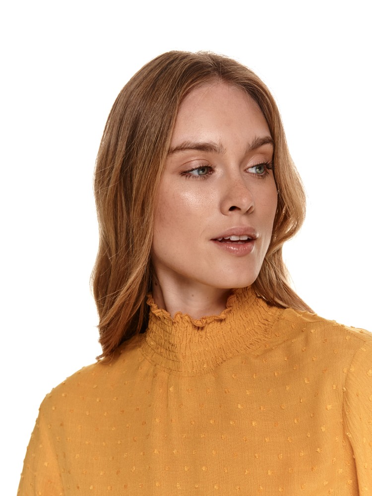 Sukienka ze stójką i falbanami z tkaniny plumeti