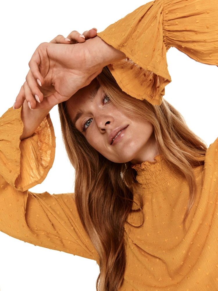 Sukienka ze stójką i falbanami z tkaniny plumeti