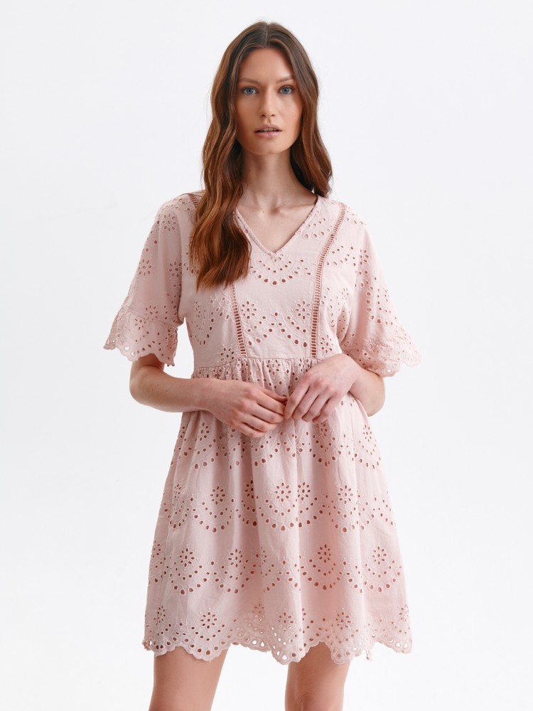 Ażurowa sukienka o luźnym kroju