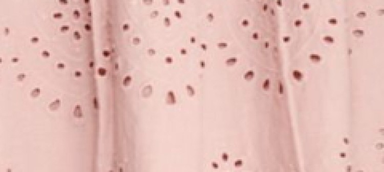 Ażurowa sukienka o luźnym kroju