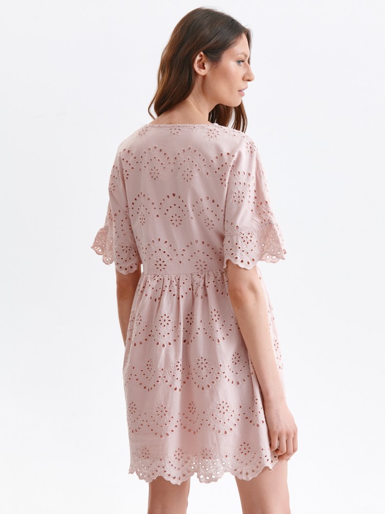 Ażurowa sukienka o luźnym kroju