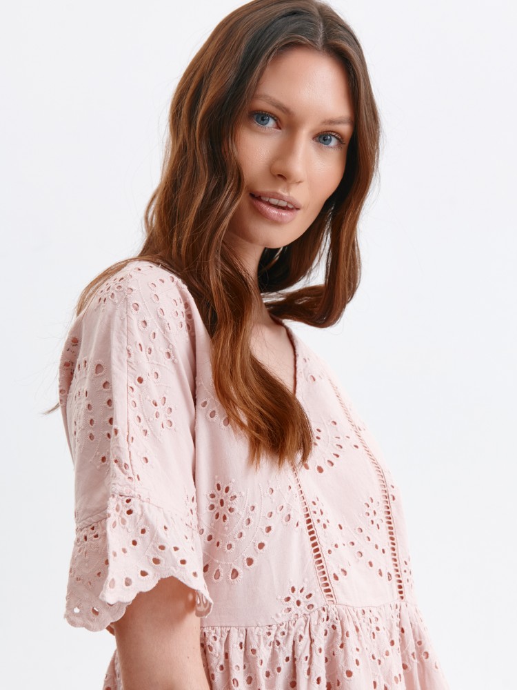 Ażurowa sukienka o luźnym kroju