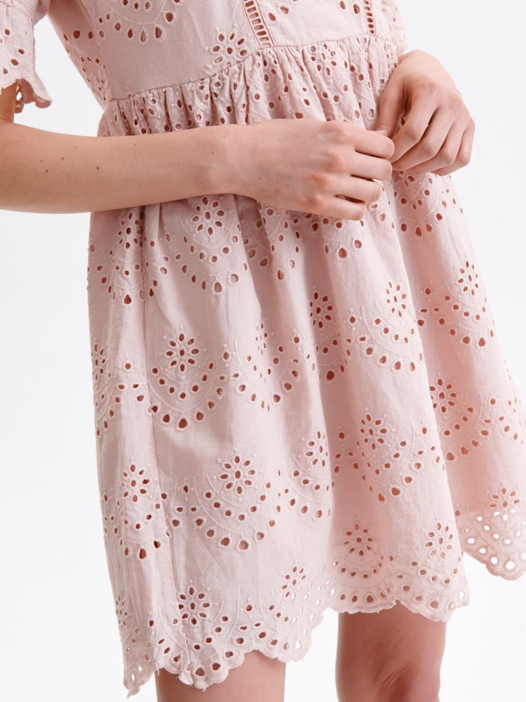 Ażurowa sukienka o luźnym kroju