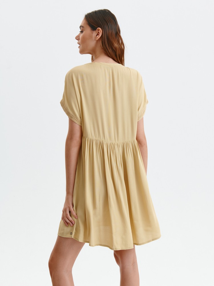 Luźna sukienka z kwiatowym haftem