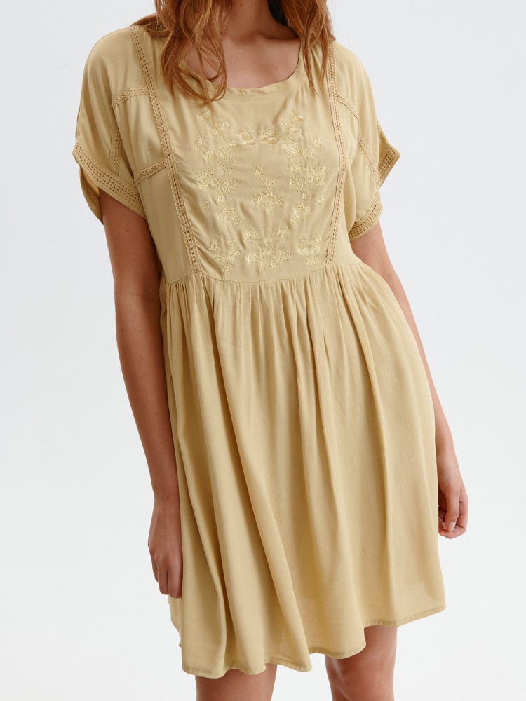 Luźna sukienka z kwiatowym haftem