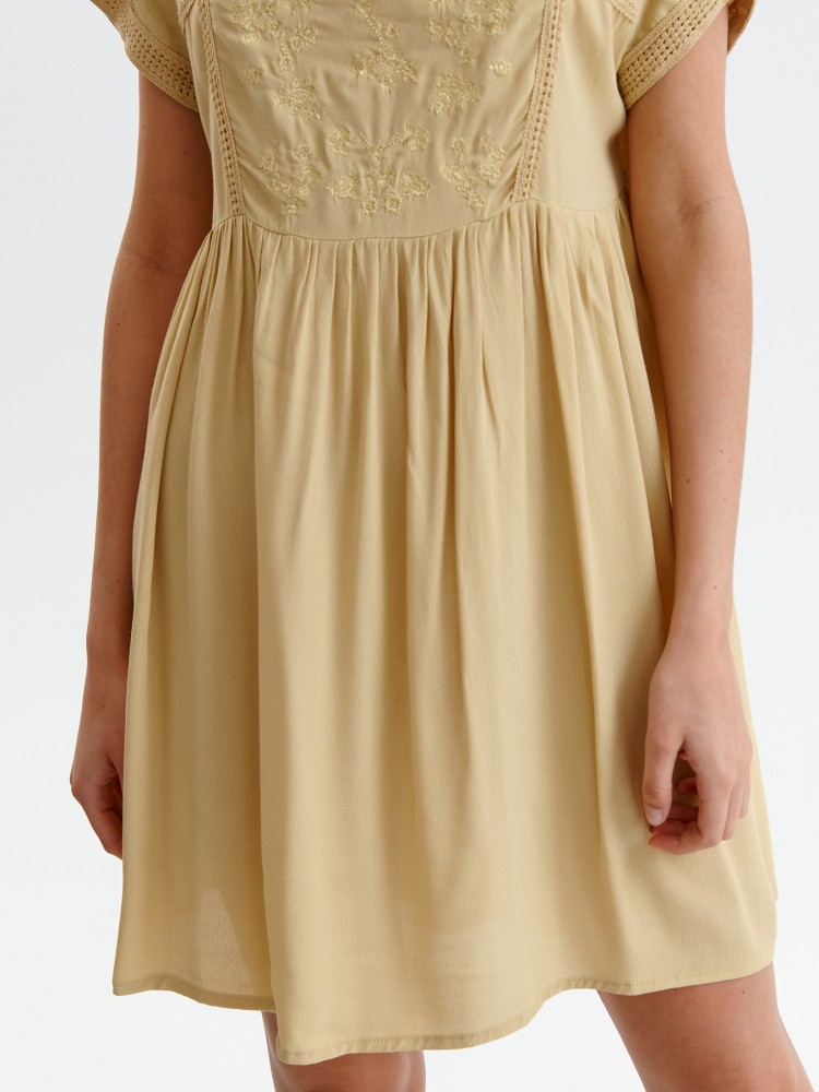 Luźna sukienka z kwiatowym haftem