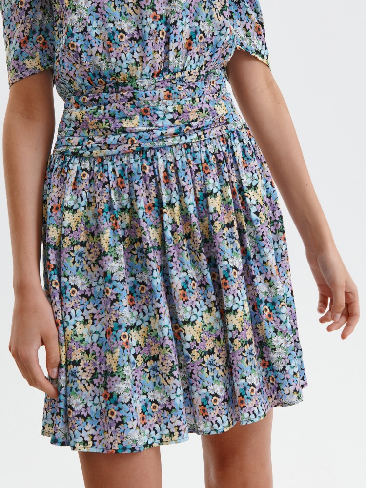 Sukienka w kwiaty z krótkim rękawem