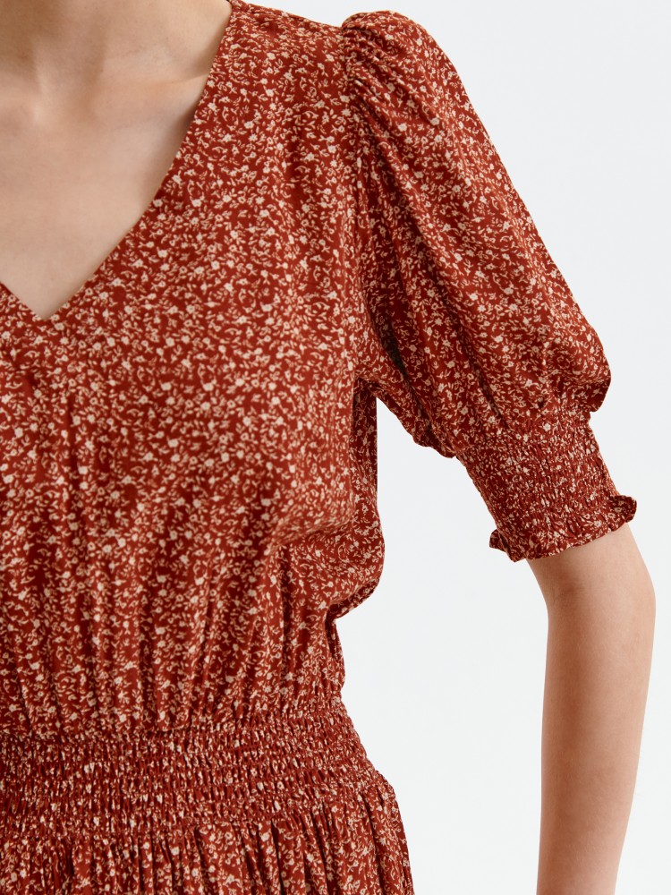 Sukienka z bufkami i szeroką gumą w pasie