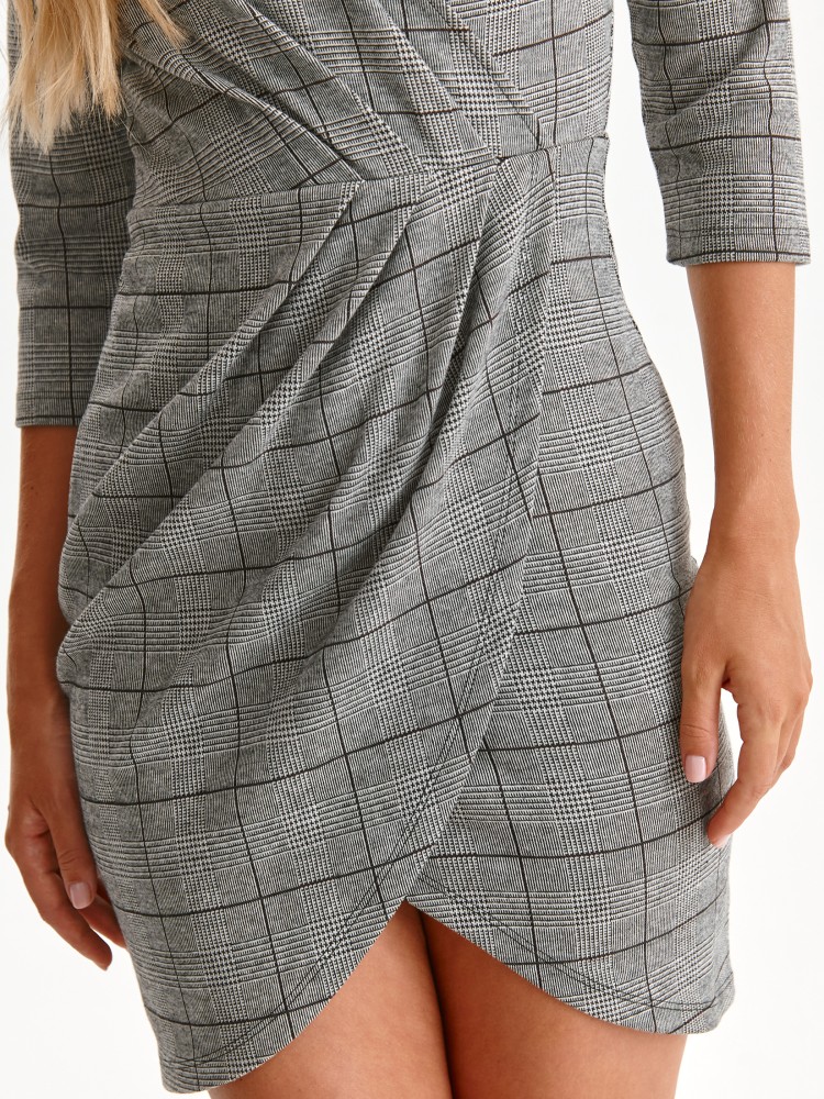 Dopasowana kopertowa sukienka w kratę