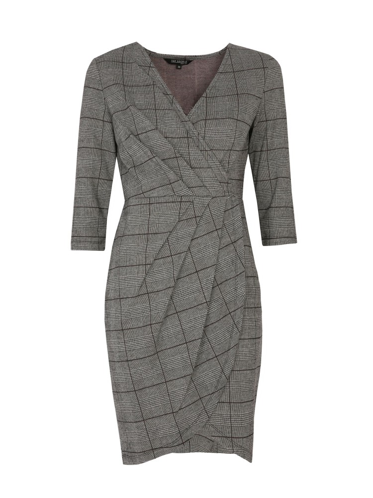 Dopasowana kopertowa sukienka w kratę