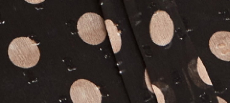 Sukienka w grochy z wiązaniem pod szyją i falbaną