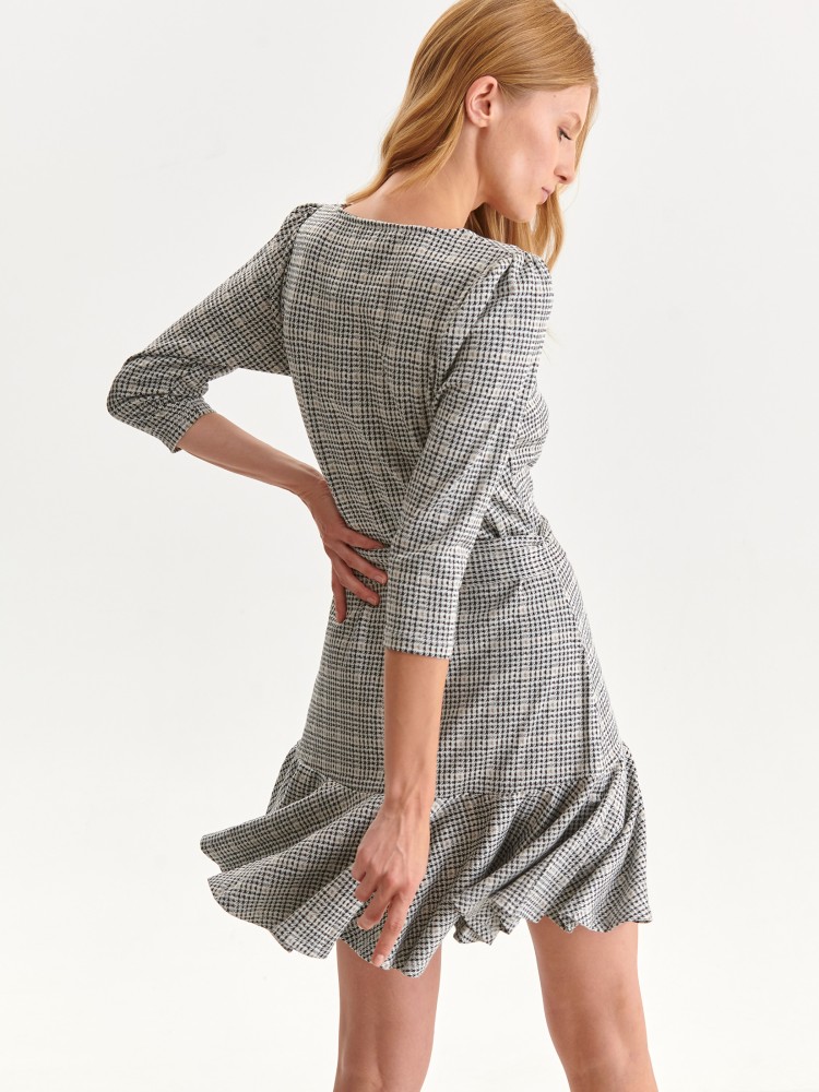 Dzianinowa sukienka z falbaną