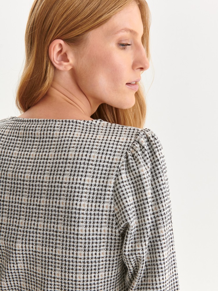 Dzianinowa sukienka z falbaną