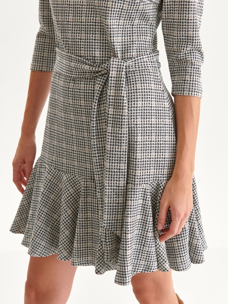 Dzianinowa sukienka z falbaną