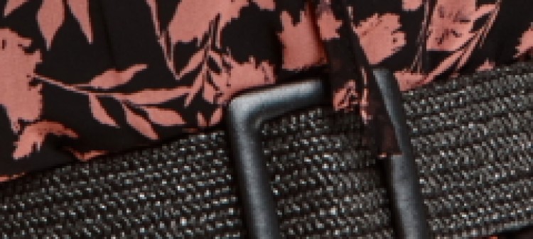 Wzorzysta sukienka midi z wiązaniem przy szyi