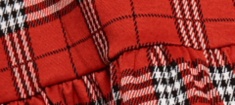 Krótka sukienka w czerwoną kratę