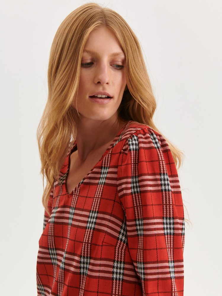 Krótka sukienka w czerwoną kratę