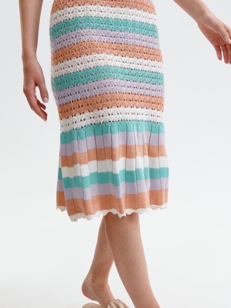 Dopasowana sukienka ażurowa