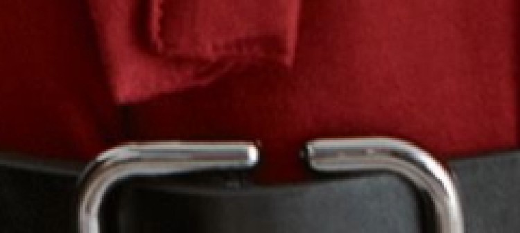 Plisowana sukienka z dekoltem w serek i wiązaniem