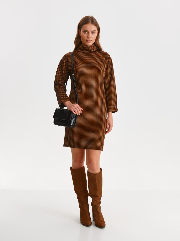 Sukienka z golfem i paskiem w talii