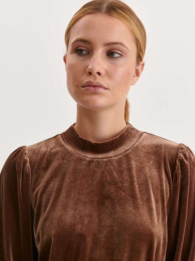 Welurowa sukienka z bufiastymi rękawami Welurowa sukienka z bufiastymi rękawami