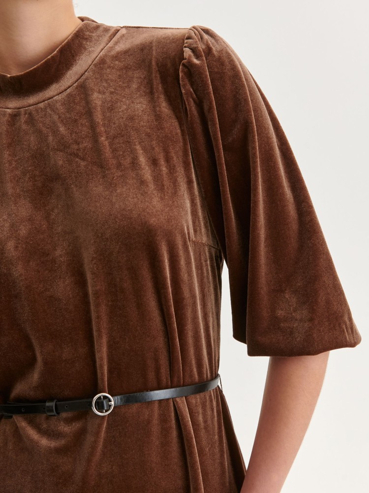 Welurowa sukienka z bufiastymi rękawami Welurowa sukienka z bufiastymi rękawami