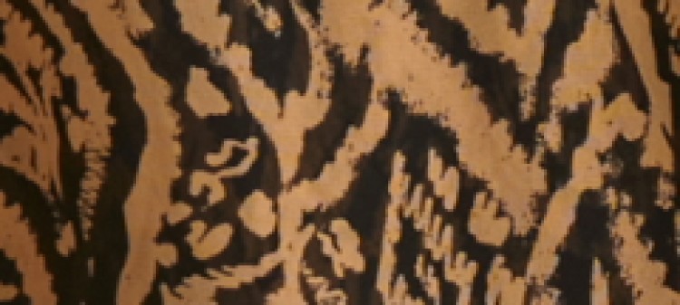 Wzorzysta sukienka z wiązaniem przy dekolcie