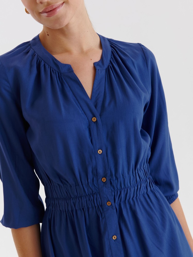 Gładka sukienka dopasowana w talii