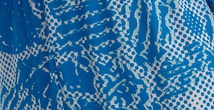 Printowana sukienka z ozdobnymi plisami Printowana sukienka z ozdobnymi plisami