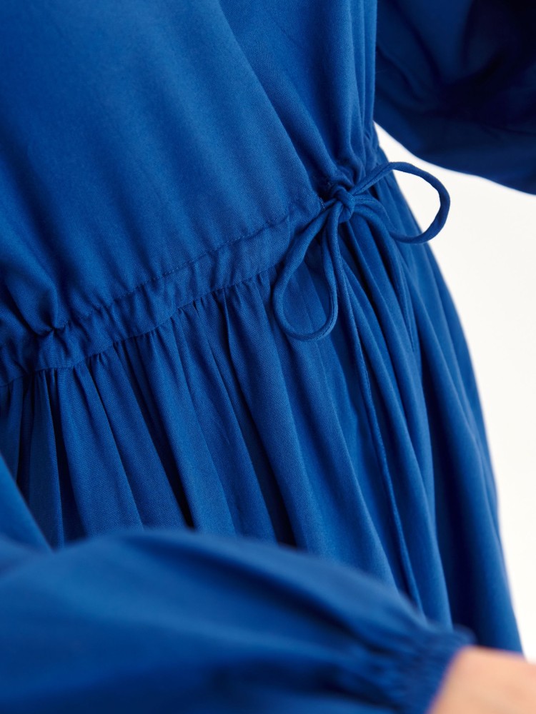 Sukienka z dekoltem w serek