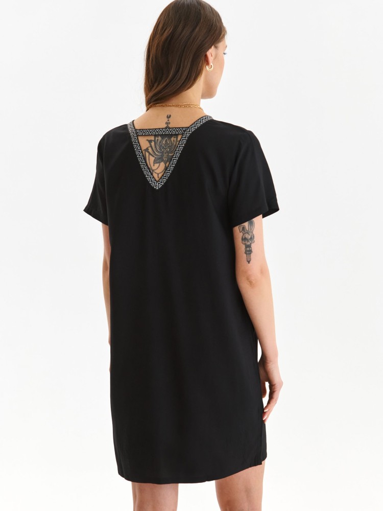 Sukienka z ozdobną taśmą