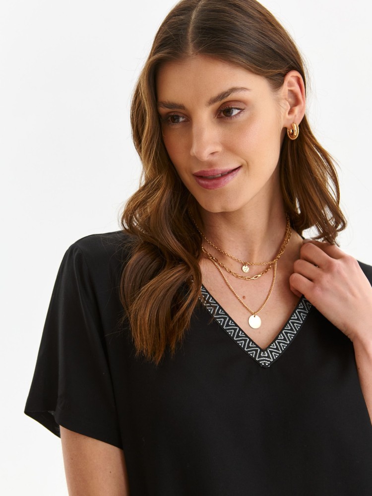 Sukienka z ozdobną taśmą